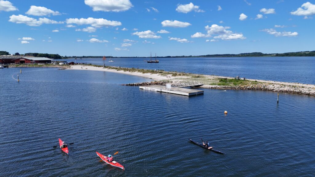 holb&aelig;k-by-kajak-fjord-strand- maritin-have-tslfilm-tsl-film