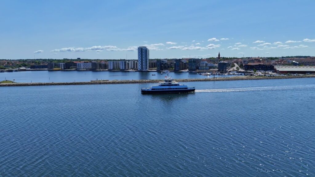 holb&aelig;k-fjordt&aring;rnet-sejler ud-by-centrum-fjord-or&oslash;f&aelig;rge-tslfilm-tsl-film