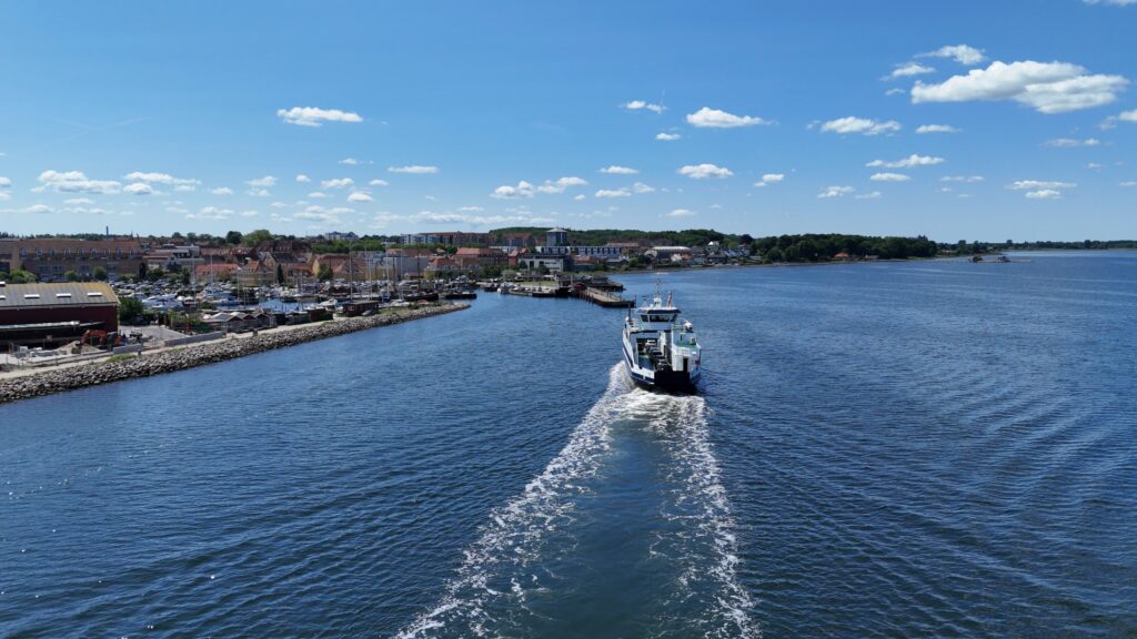 holb&aelig;k-havn-sejler ind-by-centrum-fjord-or&oslash;f&aelig;rge-tslfilm-tsl-film