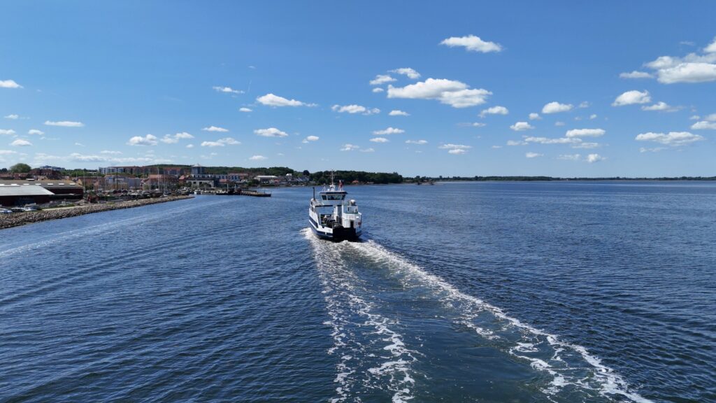 holb&aelig;k-havn-sejler ind-by-centrum-fjord-or&oslash;f&aelig;rge-tslfilm-tsl-film