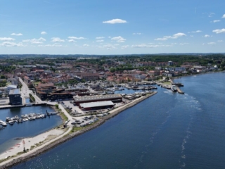holbæk-sejler ind-by-centrum-fjord-orøfærge-ligger i havn-tslfilm-tsl-film-ID 041 holbæk-sejler ind-by-centrum-fjord-orøfærge-ligger i havn-tslfilm-tsl-film