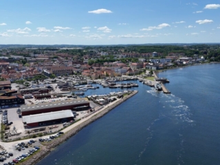 holbæk-sejler ind-by-centrum-fjord-orøfærge-ligger i havn-tslfilm-tsl-film-ID 042 holbæk-sejler ind-by-centrum-fjord-orøfærge-ligger i havn-tslfilm-tsl-film-ID