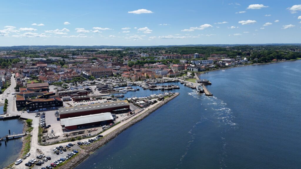 holb&aelig;k-sejler ind-by-centrum-fjord-or&oslash;f&aelig;rge-ligger i havn-tslfilm-tsl-film-ID