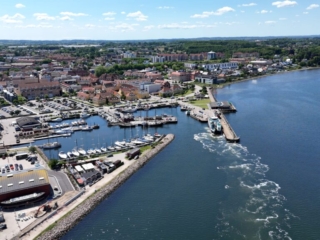 holbæk-sejler ind-by-centrum-fjord-orøfærge-ligger i havn-tslfilm-tsl-film-ID 043 holbæk-sejler ind-by-centrum-fjord-orøfærge-ligger i havn-tslfilm-tsl-film