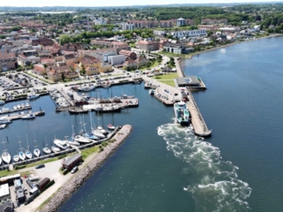 holbæk-sejler ind-by-centrum-fjord-orøfærge-ligger i havn-tslfilm-tsl-film-ID 044 holbæk-sejler ind-by-centrum-fjord-orøfærge-ligger i havn-tslfilm-tsl-film