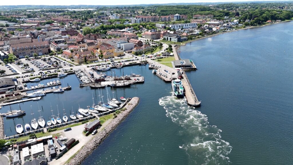 holb&aelig;k-sejler ind-by-centrum-fjord-or&oslash;f&aelig;rge-ligger i havn-tslfilm-tsl-film
