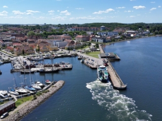 holbæk-sejler ind-by-centrum-fjord-orøfærge-ligger i havn-tslfilm-tsl-film-ID 045 holbæk-sejler ind-by-centrum-fjord-orøfærge-ligger i havn-tslfilm-tsl-film