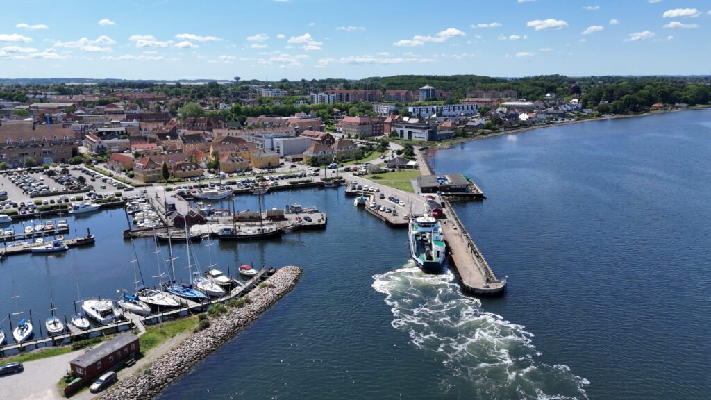 holb&aelig;k-sejler ind-by-centrum-fjord-or&oslash;f&aelig;rge-ligger i havn-tslfilm-tsl-film
