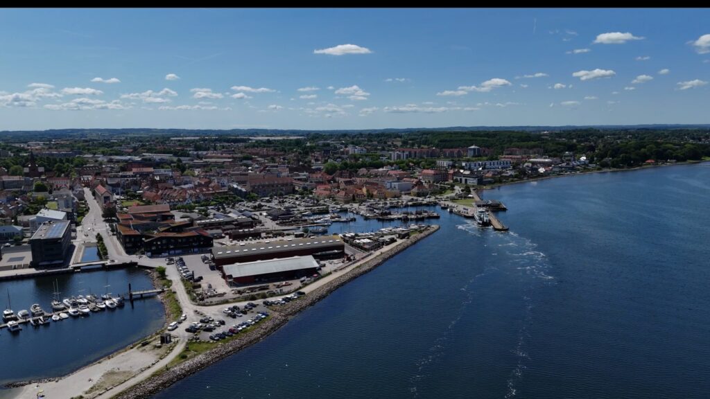holb&aelig;k-sejler ind-by-centrum-fjord-or&oslash;f&aelig;rge-tslfilm-tsl-film