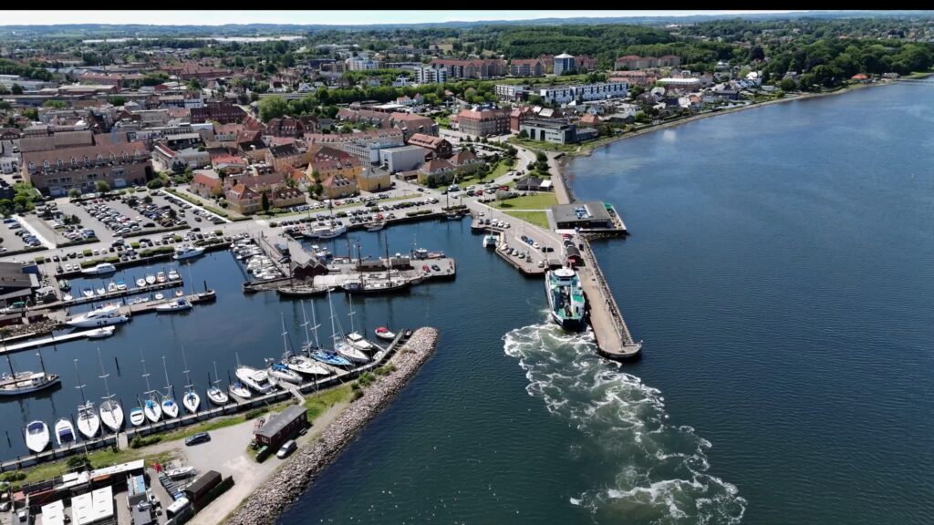 holb&aelig;k-sejler ind-by-centrum-fjord-or&oslash;f&aelig;rge-tslfilm-tsl-film
