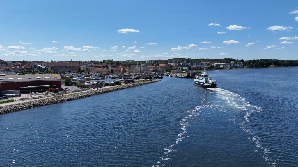 holb&aelig;k-sejler ind-havn-by-centrum-fjord-or&oslash;f&aelig;rge-tslfilm-tsl-film