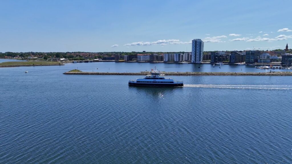 holb&aelig;k-sejler ud-by-centrum-fjordt&aring;rnet-or&oslash;f&aelig;rge-tslfilm-tsl-film