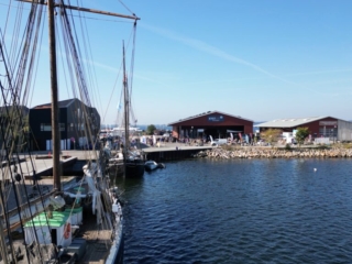 klimasejllas-kystliv-national-museet-træskib-krags-brygge-havn-fjord-holbaek-dronefoto-tslfilm-tsl-film-ID 016 klimasejllas-kystliv-national-museet-træskib-krags-brygge-havn-fjord-holbaek-dronefoto-tslfilm-tsl-film