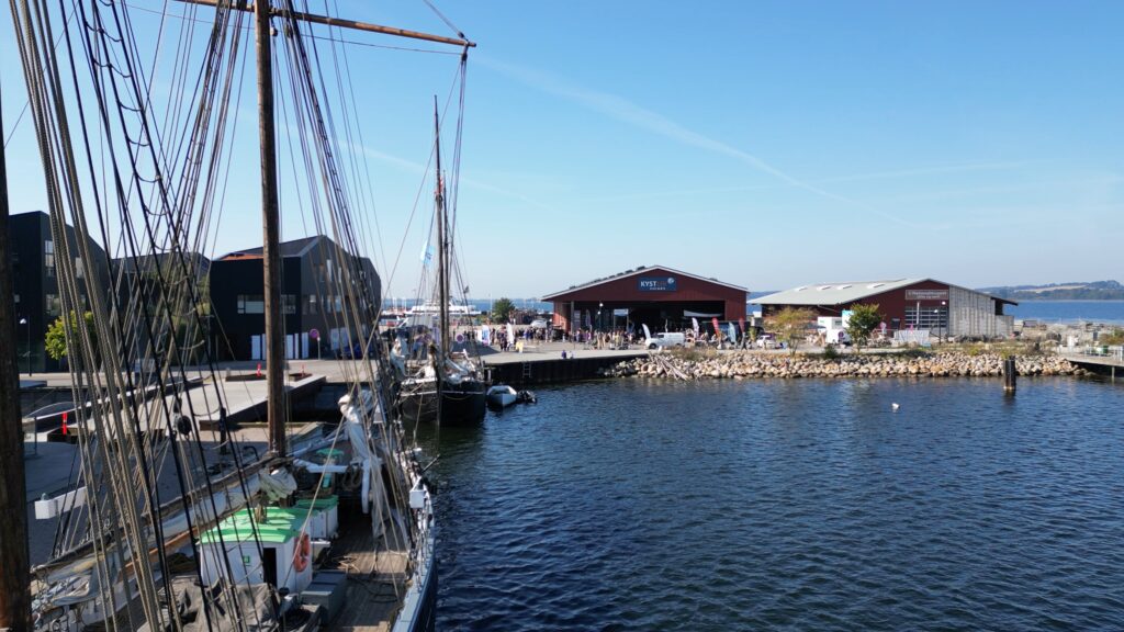 klimasejllas-kystliv-national-museet-tr&aelig;skib-krags-brygge-havn-fjord-holbaek-dronefoto-tslfilm-tsl-film