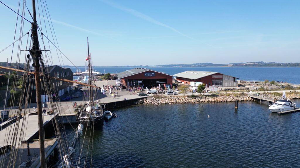 klimasejllas-kystliv-national-museet-tr&aelig;skib-or&oslash;f&aelig;rge-havn-fjord-holbaek-dronefoto-tslfilm-tsl-film