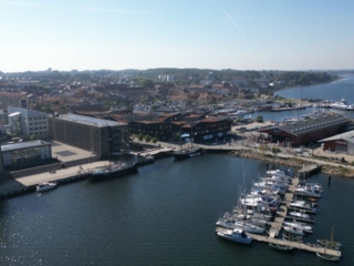 klimasejllas-kystliv-national-museet-træskib-orøfærge-havn-fjord-holbaek-dronefoto-tslfilm-tsl-film-ID 004 klimasejllas-kystliv-national-museet-træskib-orøfærge-havn-fjord-holbaek-dronefoto-tslfilm-tsl-film