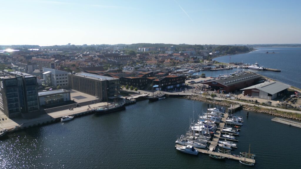 klimasejllas-kystliv-national-museet-tr&aelig;skib-or&oslash;f&aelig;rge-havn-fjord-holbaek-dronefoto-tslfilm-tsl-film