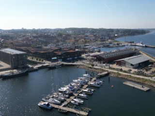 klimasejllas-kystliv-national-museet-træskib-orøfærge-havn-fjord-holbaek-dronefoto-tslfilm-tsl-film-ID 005 klimasejllas-kystliv-national-museet-træskib-orøfærge-havn-fjord-holbaek-dronefoto-tslfilm-tsl-film-ID 005