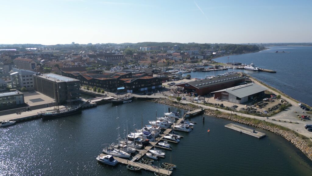 klimasejllas-kystliv-national-museet-tr&aelig;skib-or&oslash;f&aelig;rge-havn-fjord-holbaek-dronefoto-tslfilm-tsl-film-ID 005