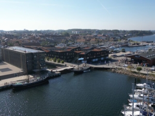 klimasejllas-kystliv-national-museet-træskib-orøfærge-havn-fjord-holbaek-dronefoto-tslfilm-tsl-film-ID 006 klimasejllas-kystliv-national-museet-træskib-orøfærge-havn-fjord-holbaek-dronefoto-tslfilm-tsl-film