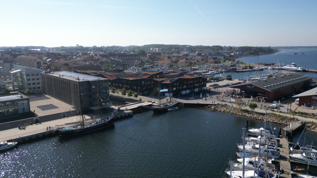 klimasejllas-kystliv-national-museet-tr&aelig;skib-or&oslash;f&aelig;rge-havn-fjord-holbaek-dronefoto-tslfilm-tsl-film